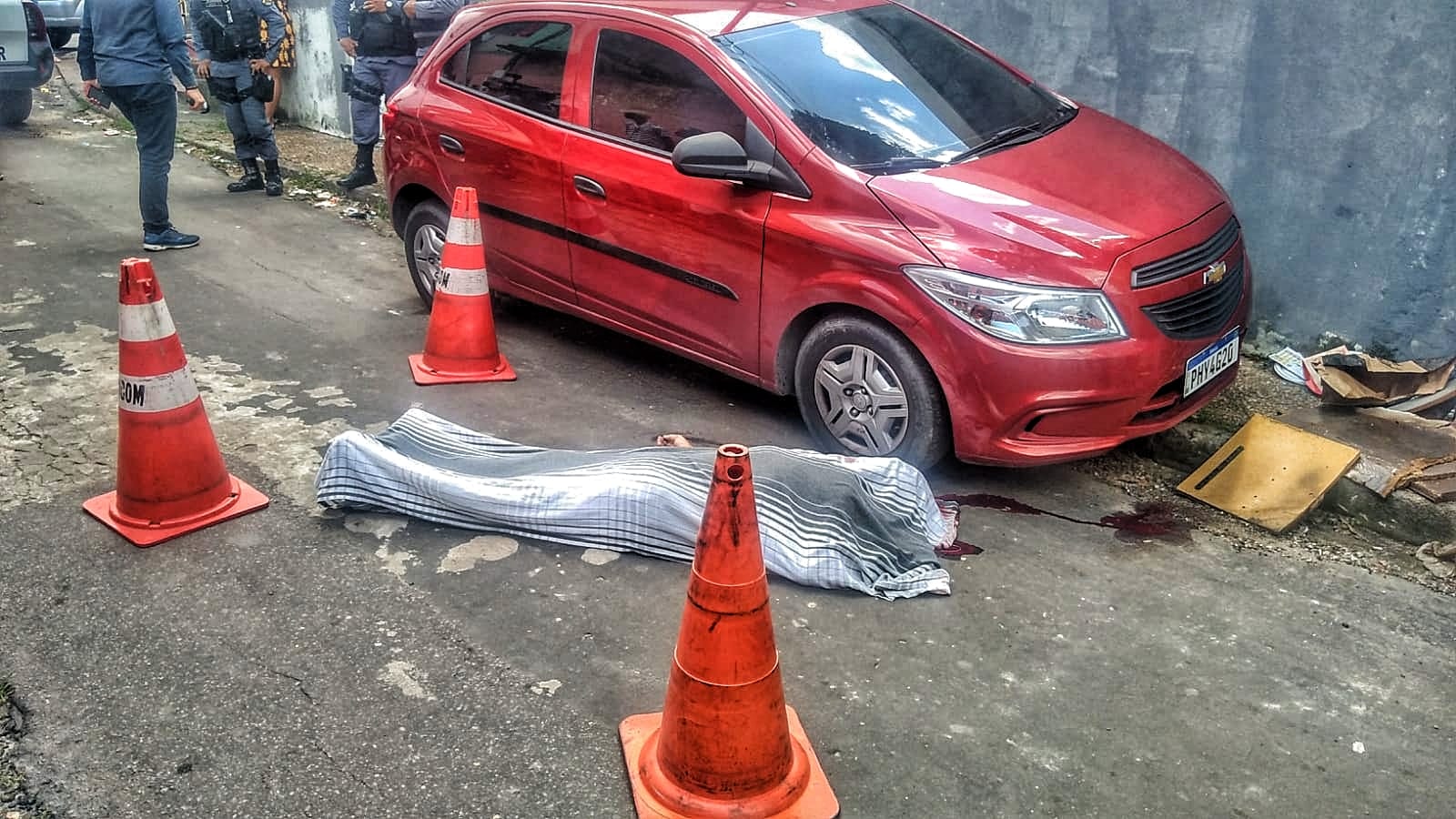 Vídeo mostra desespero de filho ao encontrar pai morto por engano em Manaus