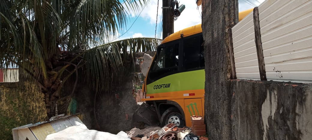 Micro-ônibus perde o controle e invade muro de casa em Manaus 