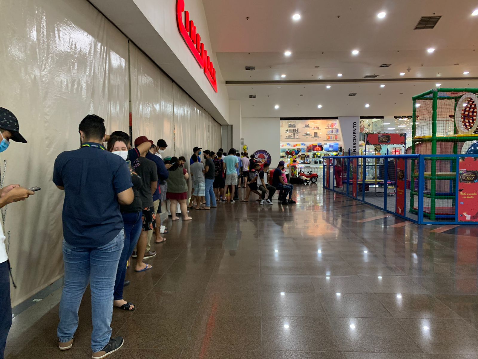 Manauaras enfrentam longas filas para comprar ingresso de Homem-Aranha 3