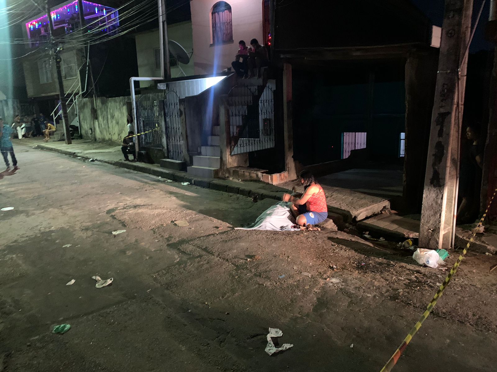 Criminosos saem de beco e matam jovem que retornava para casa em Manaus