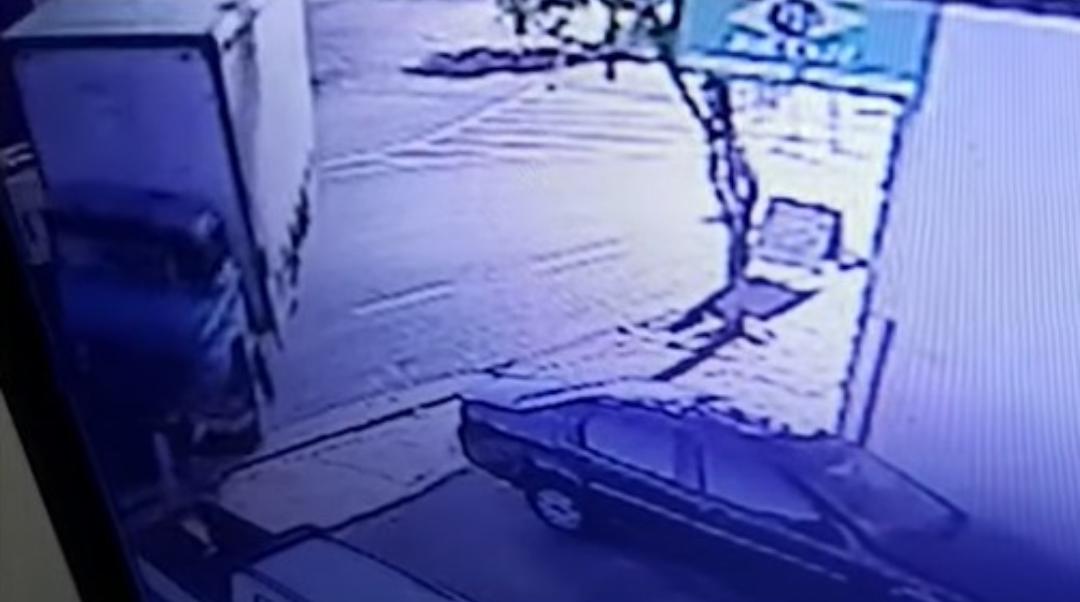 Idoso salva criança de ser esmagada por caminhão; Vídeo