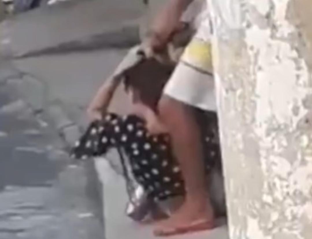 Homem não aceita término e corta cabelo de ex-namorada em via pública