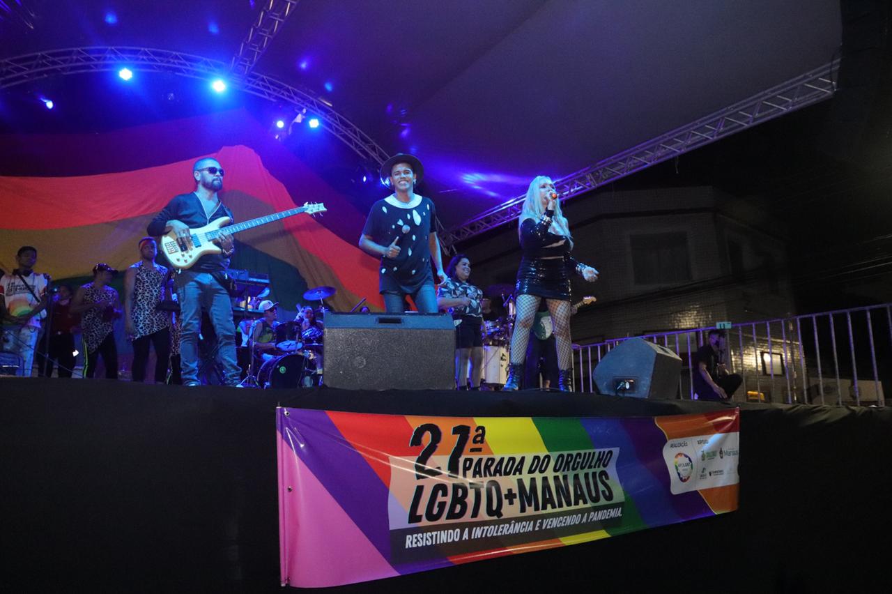 Parada do Orgulho LGBTQIA+ reúne centenas de pessoas no Centro de Manaus