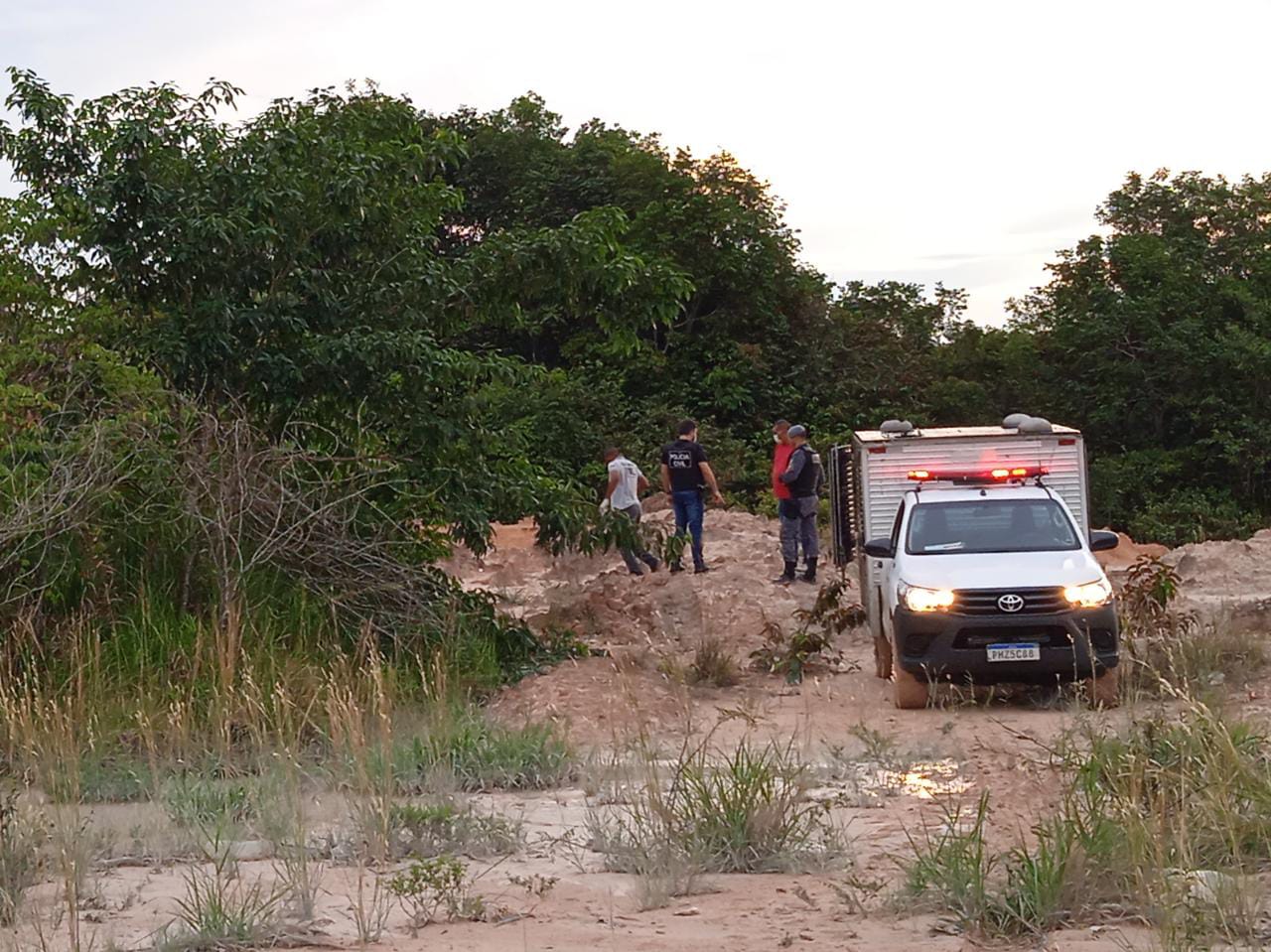 Cabelereiro é encontrado morto e queimado em terreno baldio de Manaus
