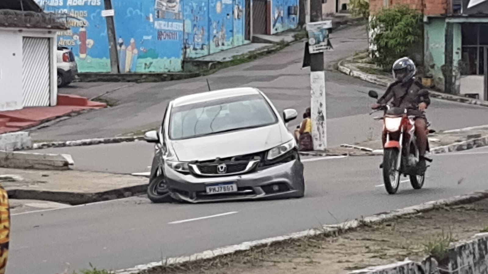Carro fica destruído durante acidente em avenida de Manaus