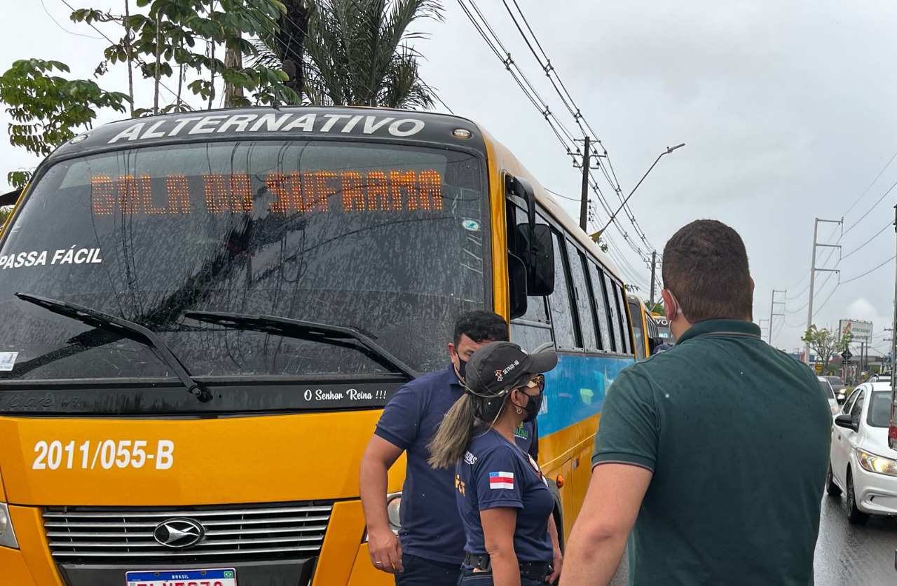 Motorista de ônibus alternativo é detido usando CNH falsa em Manaus