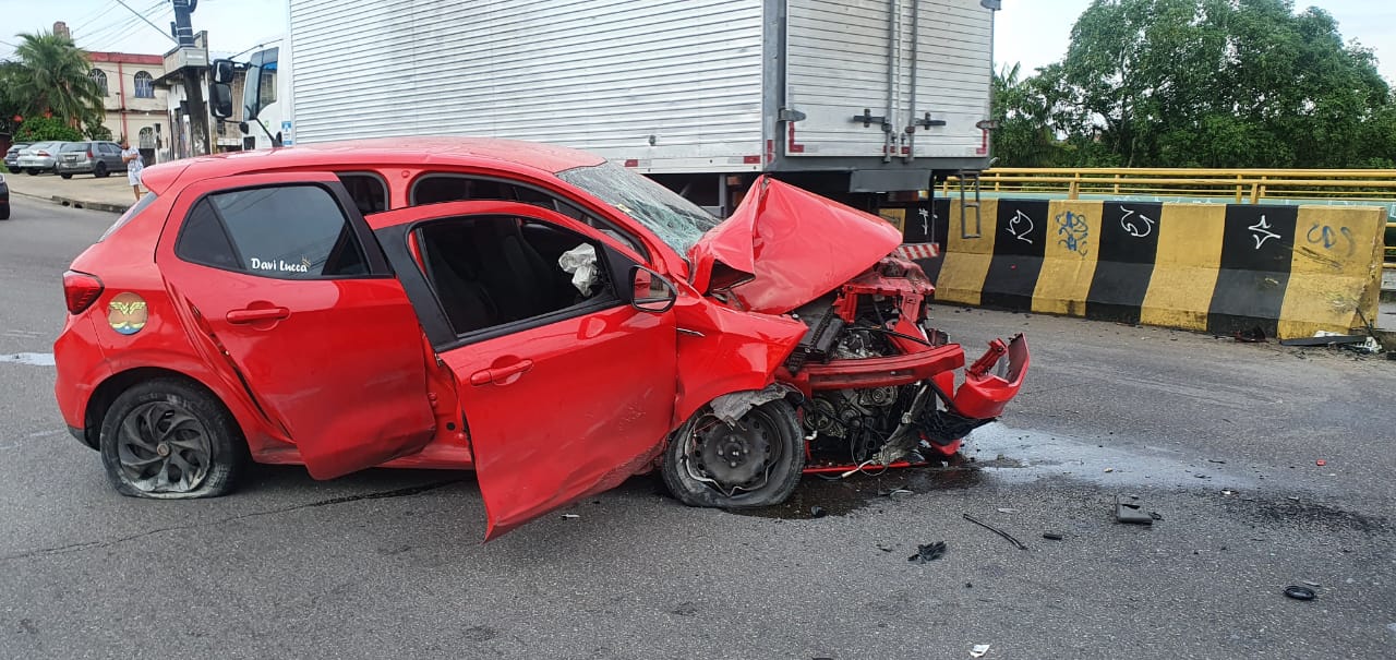 Embriagada, mulher dorme ao volante e causa acidente com ferido em Manaus
