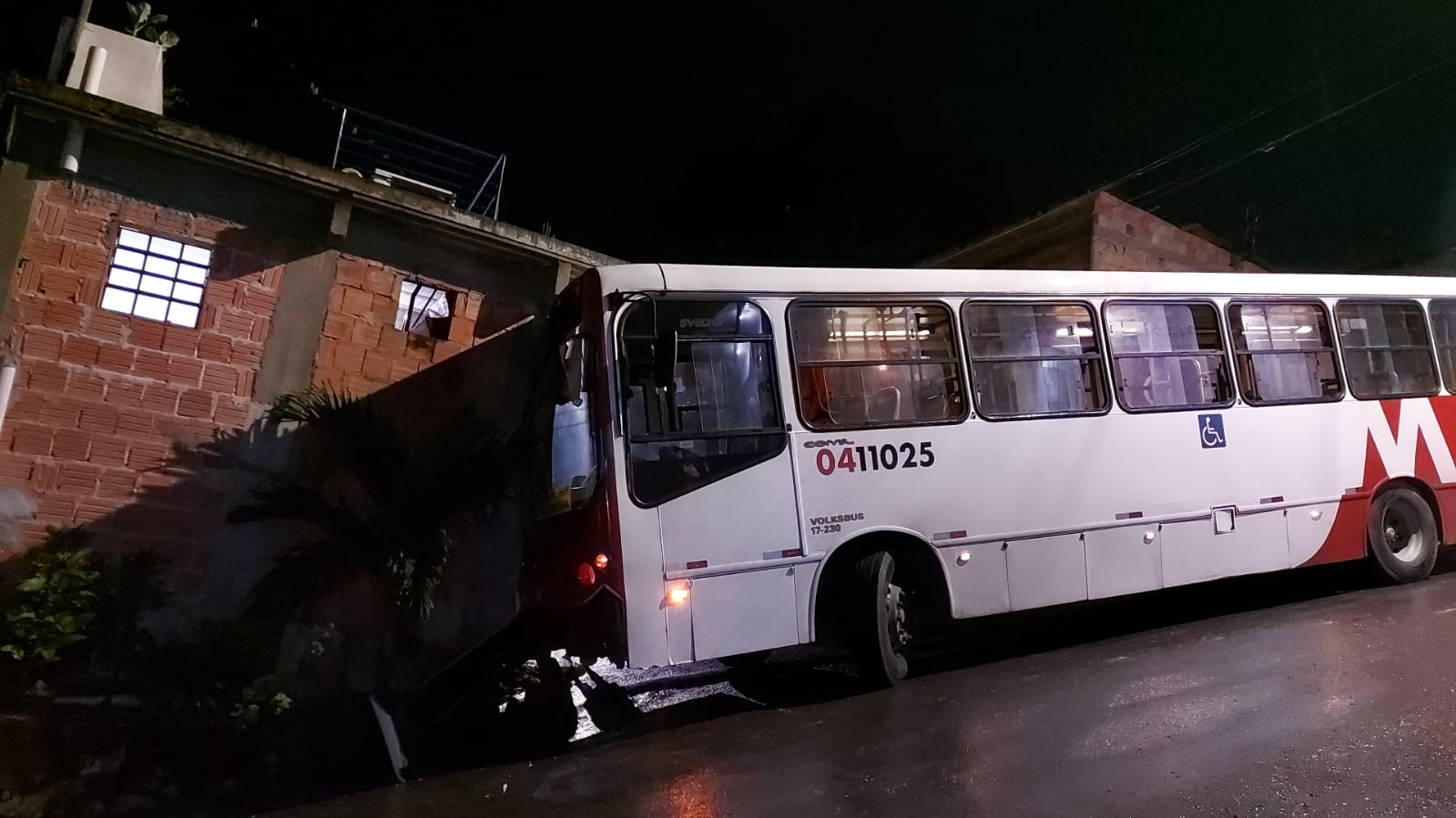 Motorista de ônibus perde o controle e atinge casa em Manaus; Veja vídeo