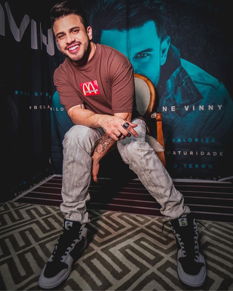Preso, cantor Ávine Vinny divide cela e aguarda audiência de custódia