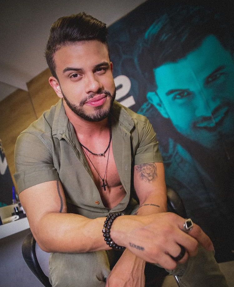 Cantor Ávine Vinny deixa prisão em Fortaleza e se pronuncia