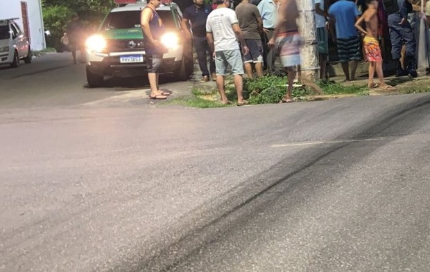 Homem é abordado por criminosos em carro e morto a tiros em Manaus