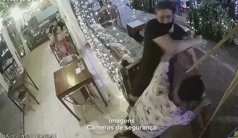 Vídeo: Funcionário de restaurante é agredido após pedir comprovante de vacinação a cliente