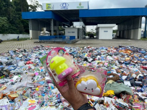 Ipem apreende e destrói 1 tonelada de produtos com risco ao consumidor em Manaus