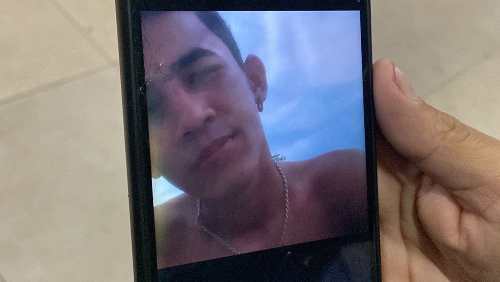 Mãe faz desabafo emocionante e diz que jovem morto em ônibus estava em Manaus há 1 mês 