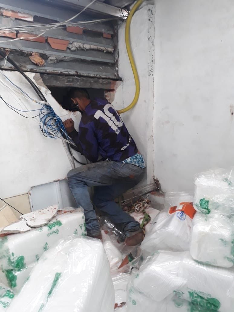 Homem morre eletrocutado ao invadir depósito para roubar em Manaus