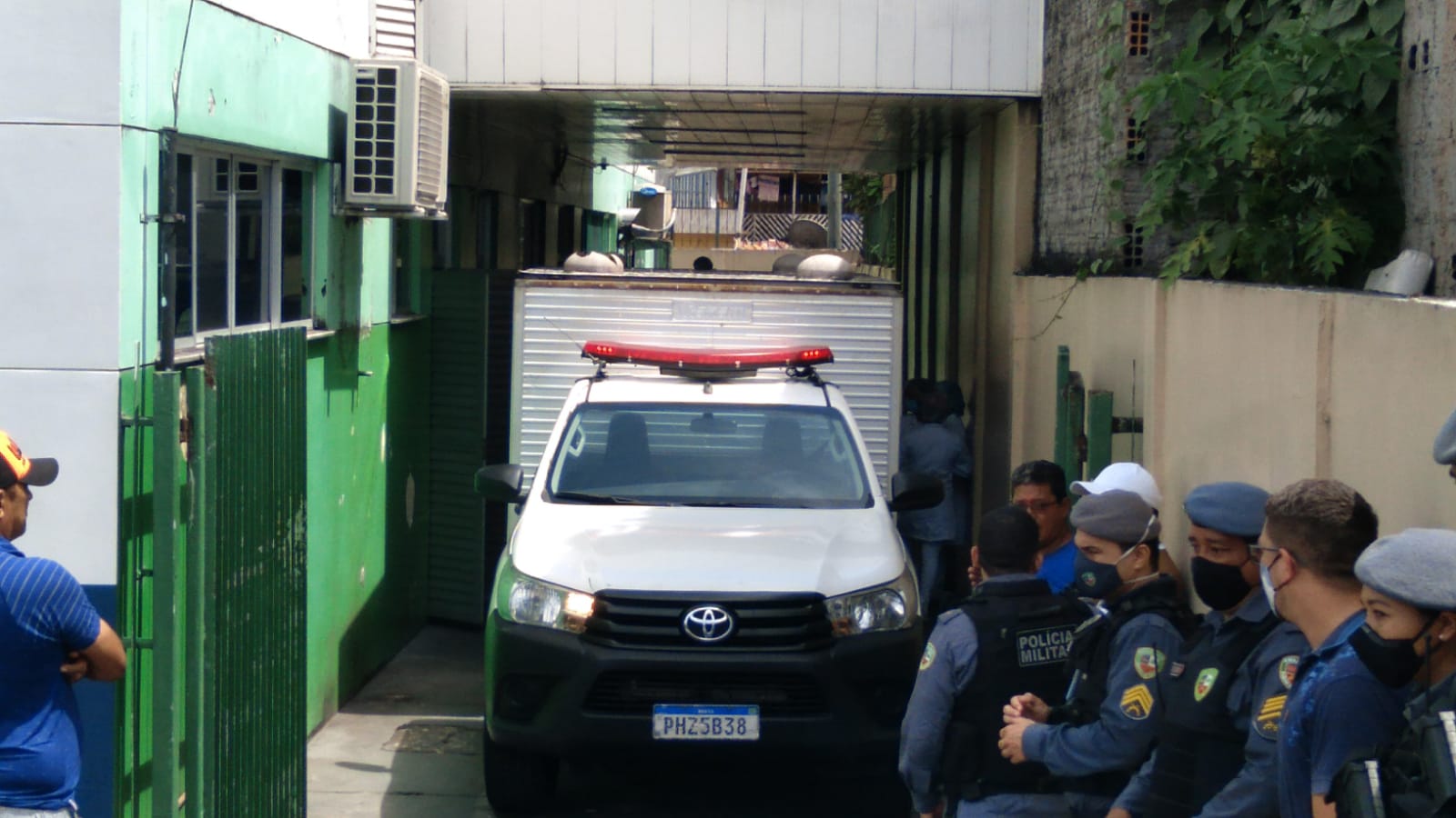 Homem é morto a tiros ao sair de casa em Manaus