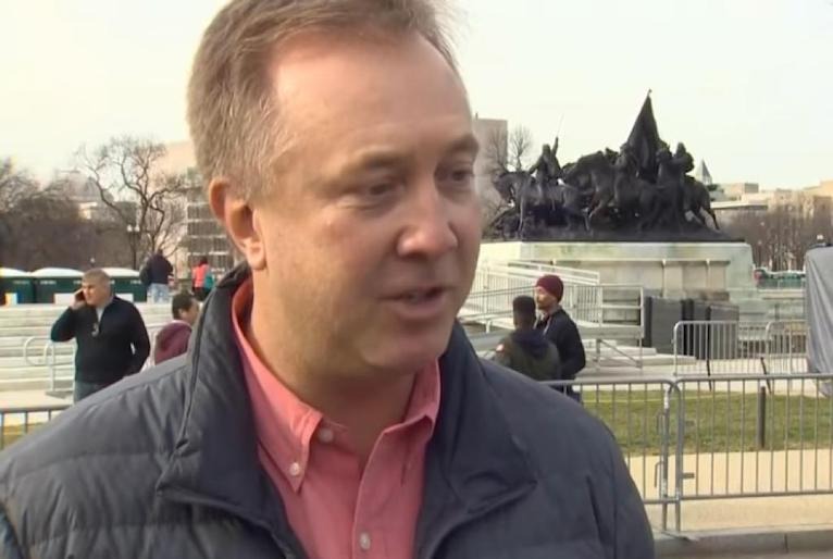 Senador antivacina morre nos EUA após contrair covid-19