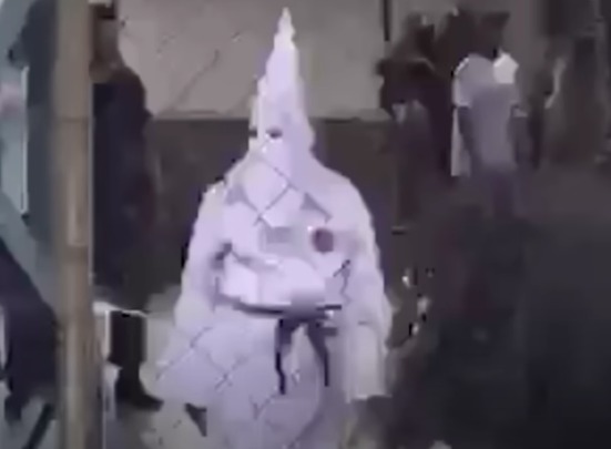 Professor é expulso ao usar fantasia do Ku Klux Klan em festa escolar