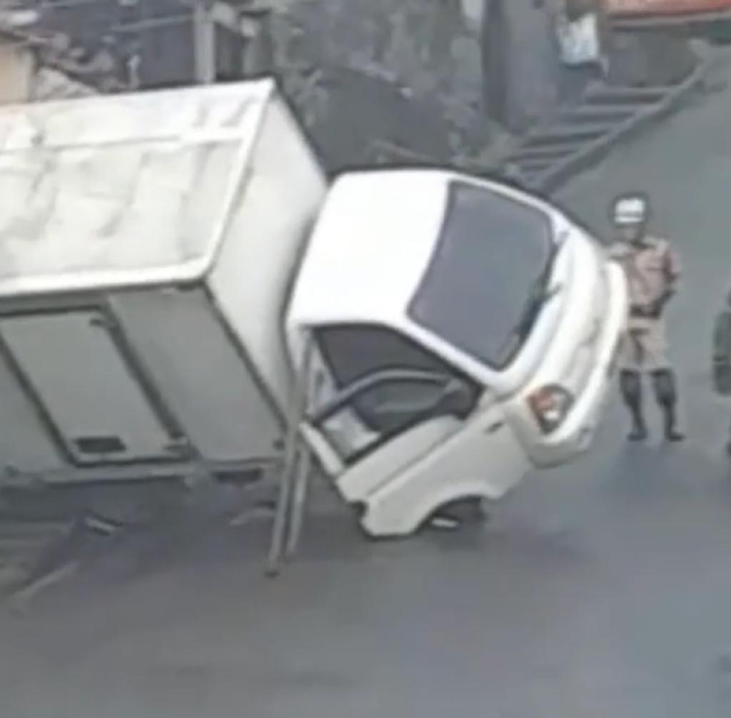 Vídeo: Motorista fica preso após caminhão tombar em muro de casa em Manaus