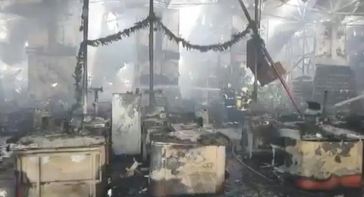 Após 24h, incêndio no supermercado Fort Atacadista continua 