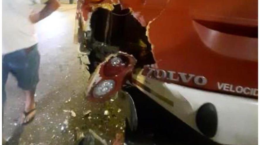 Ônibus fica com traseira destruída após forte colisão com micro-ônibus em Manaus