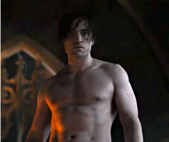 Robert Pattinson surge com barriga trincada em novo trailer de Batman 
