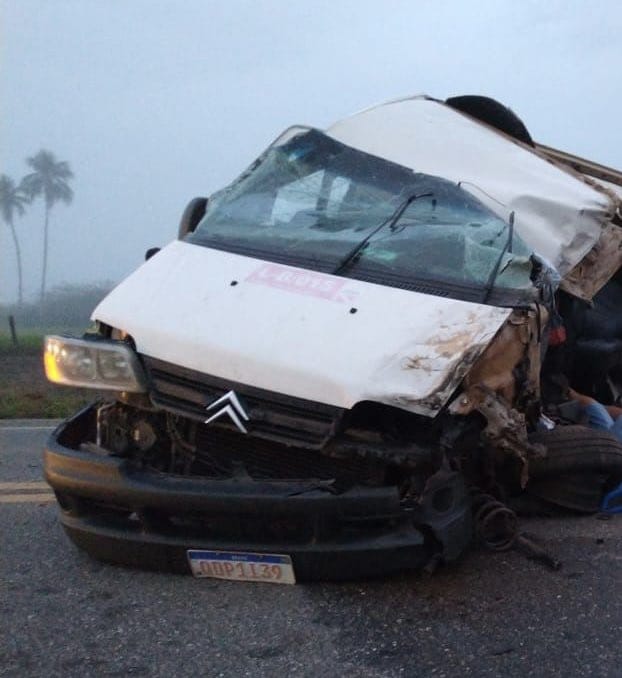 Grave acidente entre caminhão e van deixa vários mortos e feridos no Pará