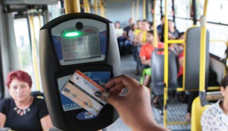 Prefeitura recebe 1º repasse para passe livre a estudantes em Manaus