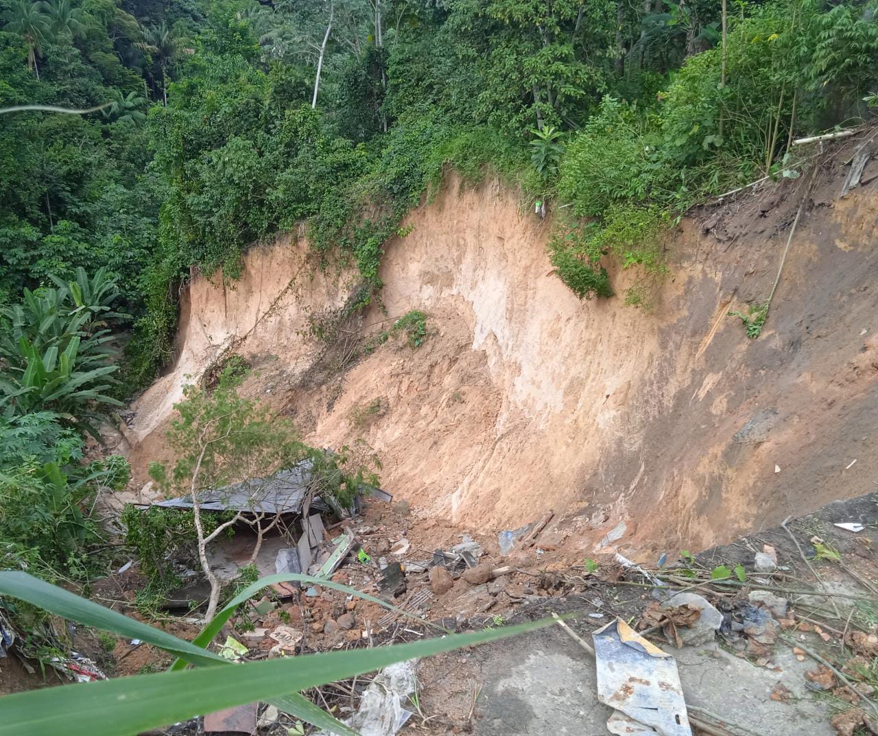 Famílias têm casas destruídas no Ano Novo após barranco ceder em Manaus