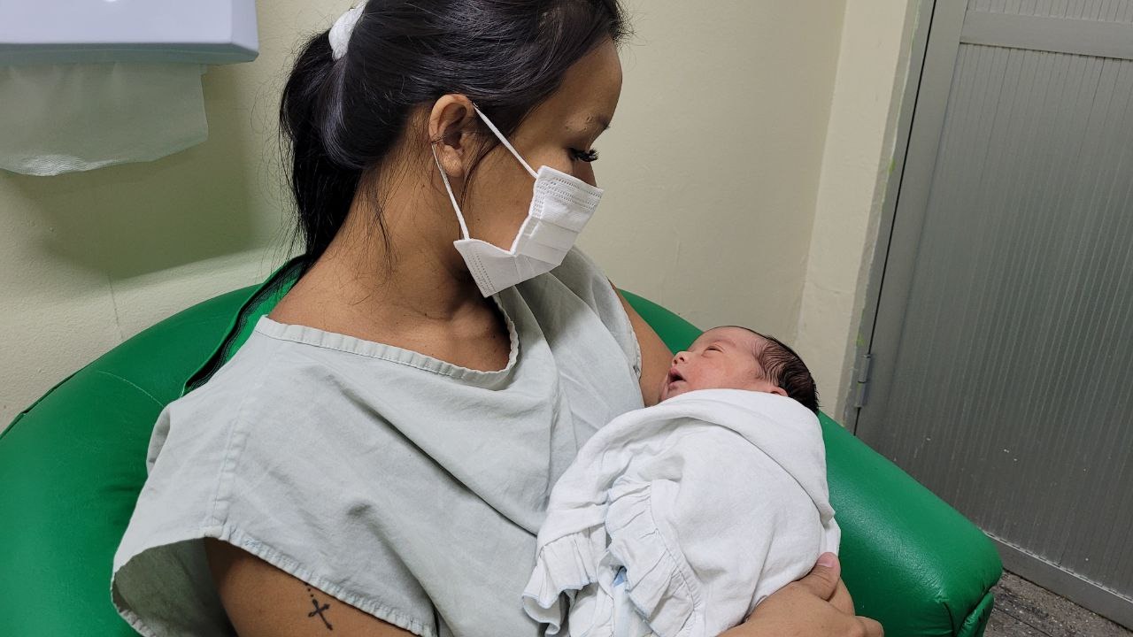 Primeiro bebê de 2022 nasce sob queima de fogos em Manaus 