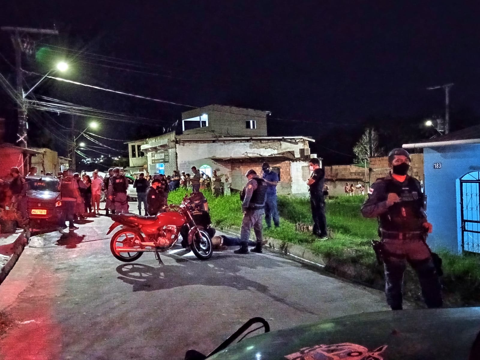 Jovem é morto a tiros enquanto conduzia motocicleta em rua de Manaus