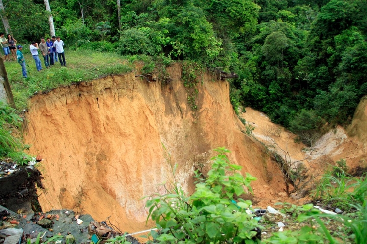 Cerca de 130 crateras formadas em barrancos ameaçam casas em Manaus