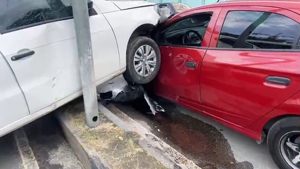 Motorista invade canteiro, atinge carro e deixa trânsito caótico em avenida de Manaus