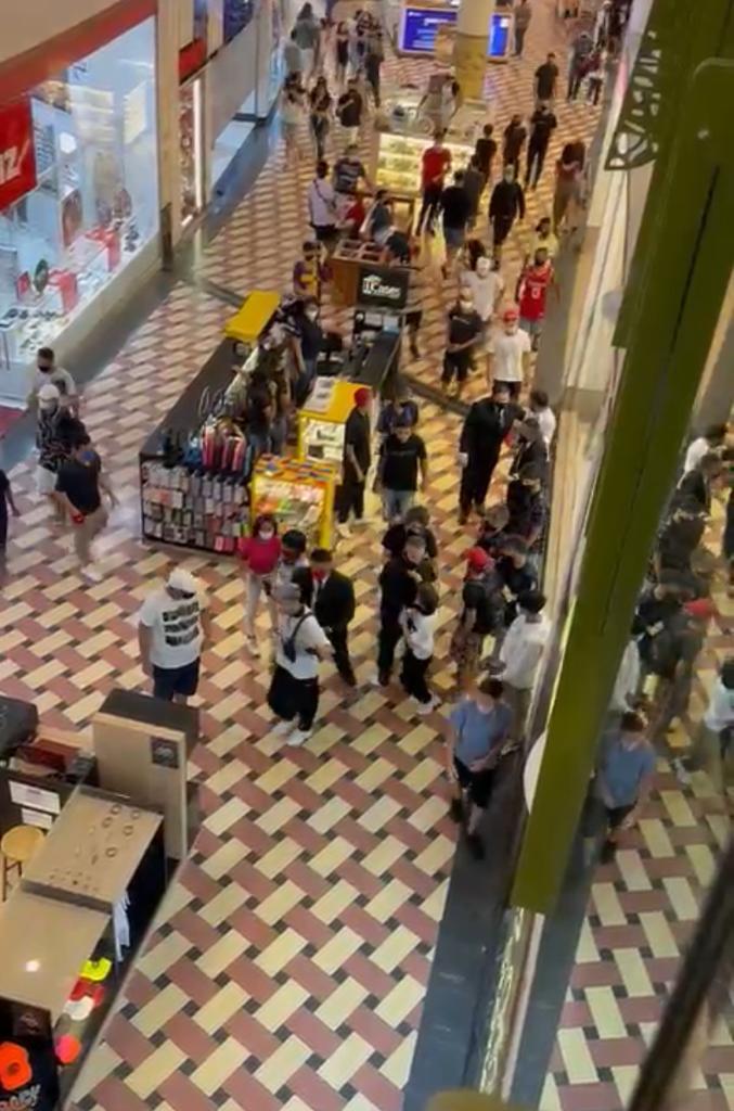 Briga de ‘galera’ causa confusão generalizada no Manauara Shopping; Vídeo