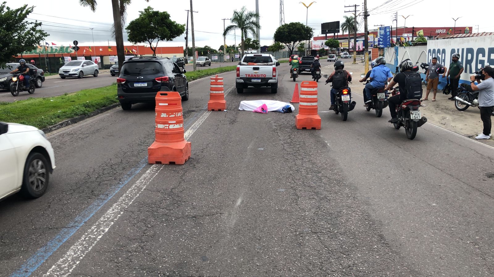 Motociclista morre ao ser arrastado por van no meio de avenida em Manaus