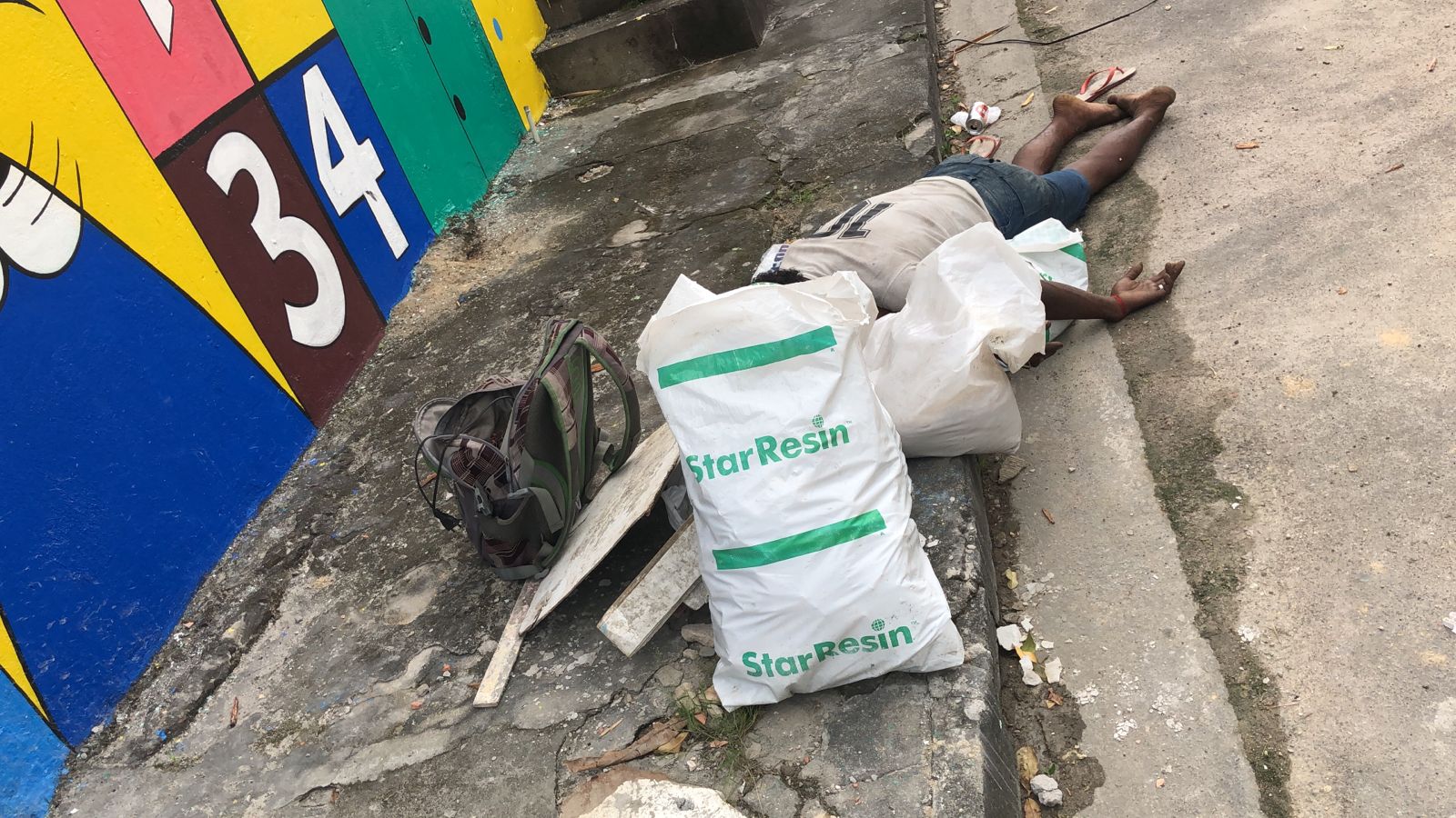 Corpo de homem é encontrado em meio ao lixo em Manaus