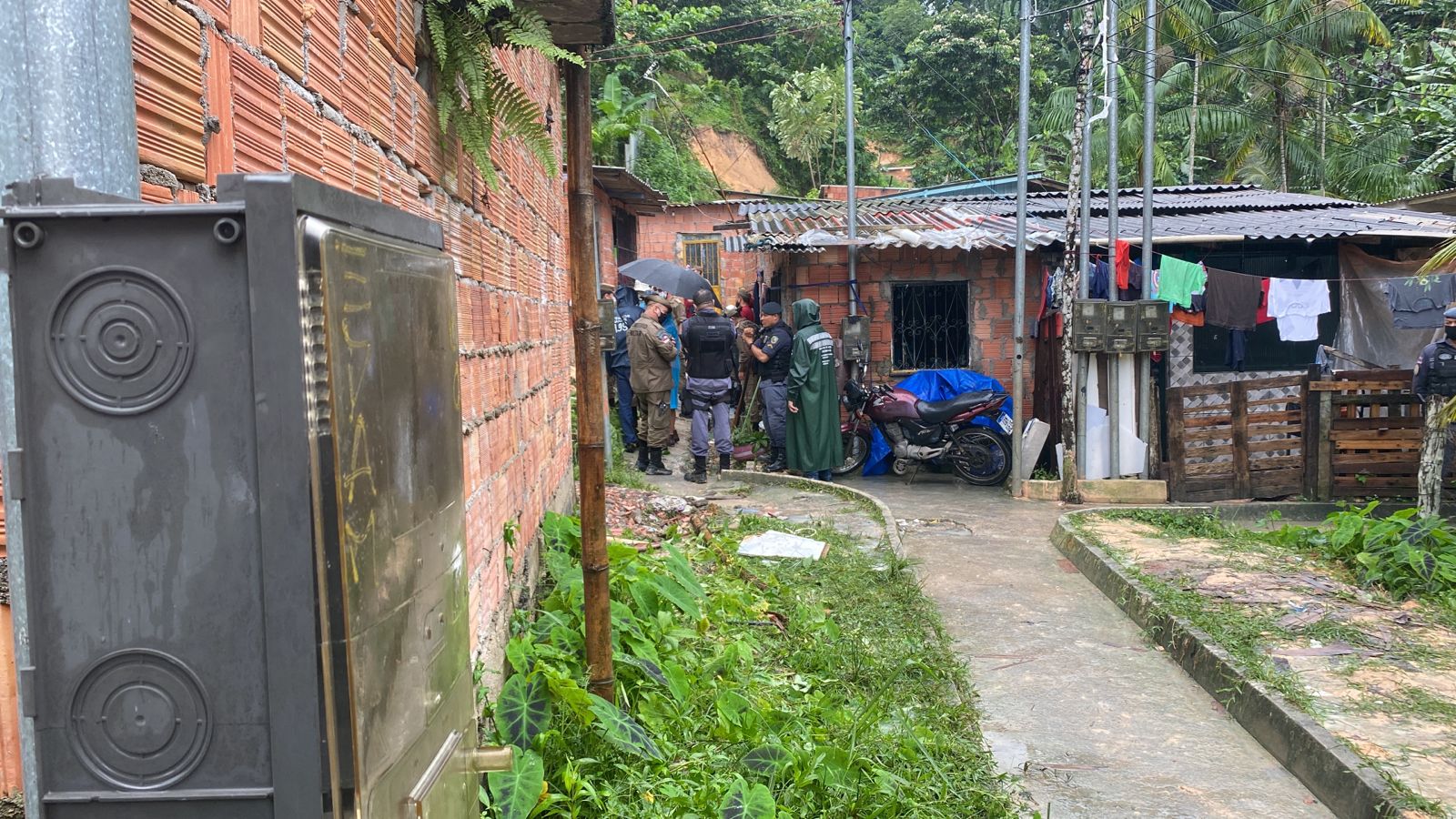 Casa desaba e deixa família soterrada durante chuva em Manaus; vídeo