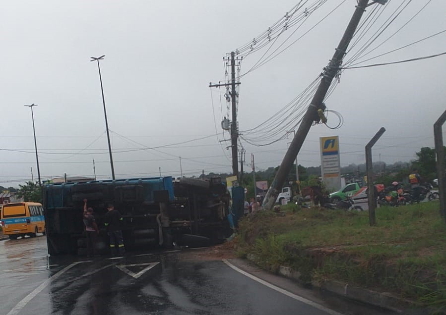 Caçamba tomba e derruba poste em rotatória em Manaus; vídeo