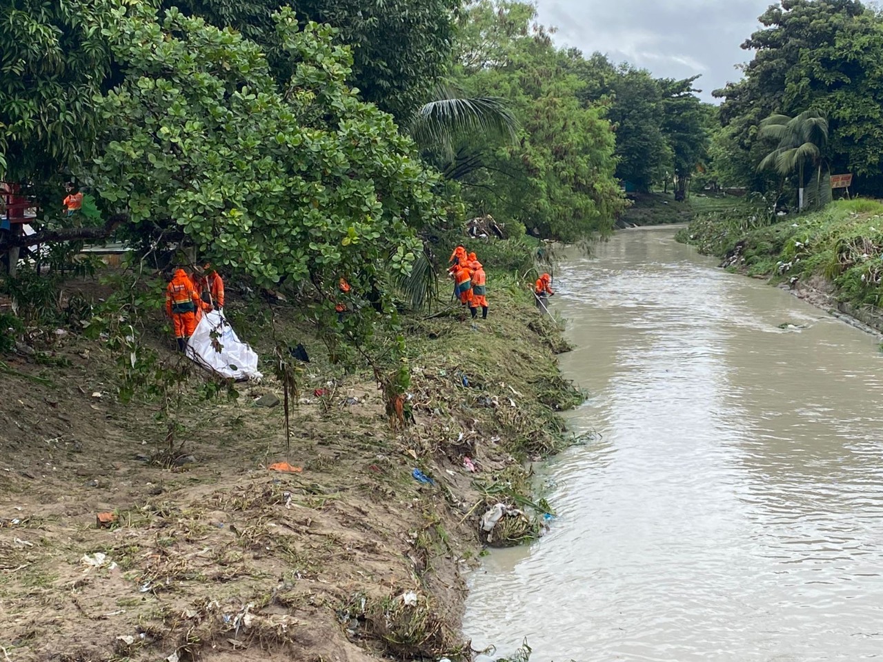 Após igarapé transbordar com forte chuva, local passa por limpeza em Manaus