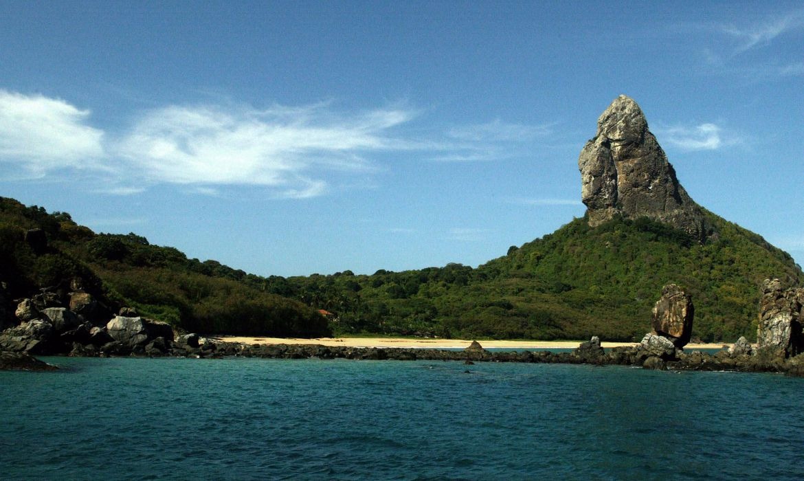 Fernando de Noronha passa a exigir dose de reforço de visitantes