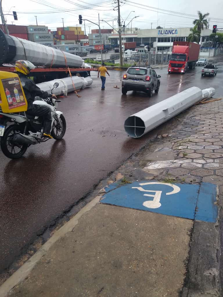 Carga despenca de caminhão e por pouco não esmaga carros em Manaus