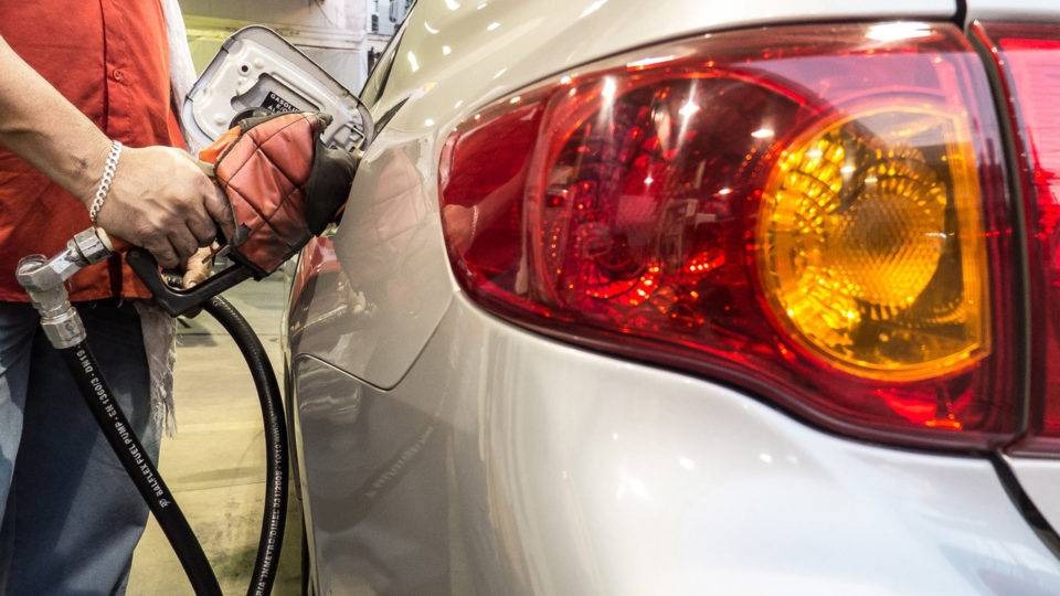 Bolsonaro negocia PEC para zerar impostos sobre combustíveis