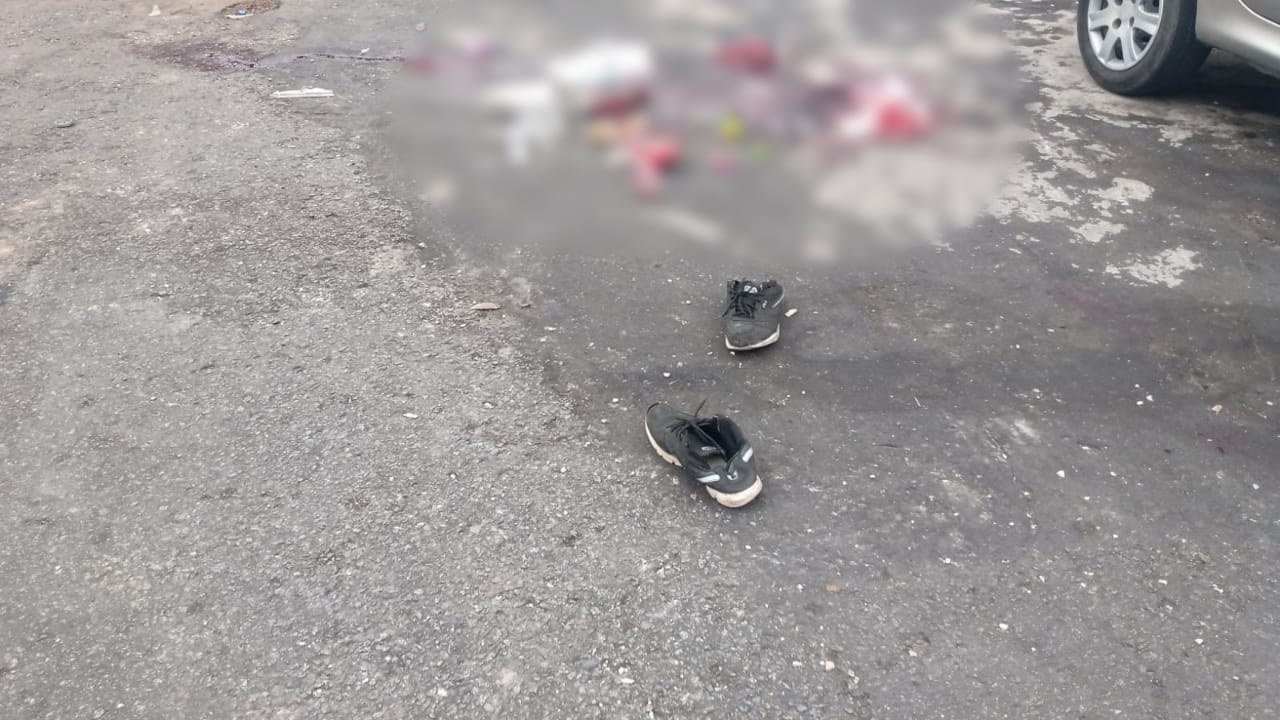 Moradores são acordados com tiros e encontram homem assassinado em Manaus