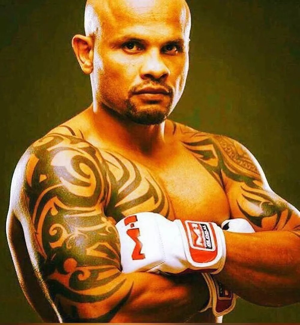 Ex-lutador de MMA é encontrado morto a facadas em frente a bar