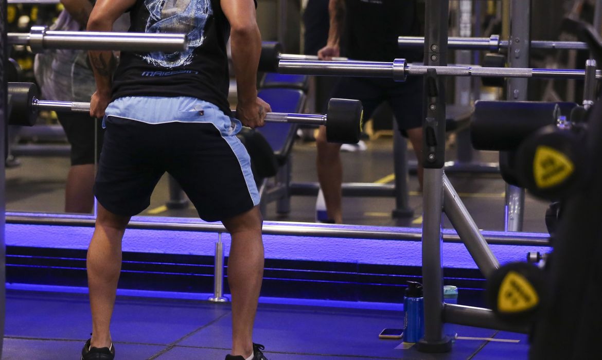 Saiba quais são os riscos de suplementos para treinos em academias