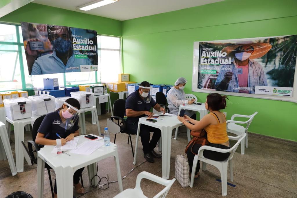 Entrega de cartões remanescentes do Auxílio Estadual continua em Manaus
