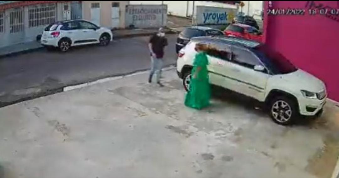 Suspeito de roubar carro de empresária em frente de loja em Manaus é preso 