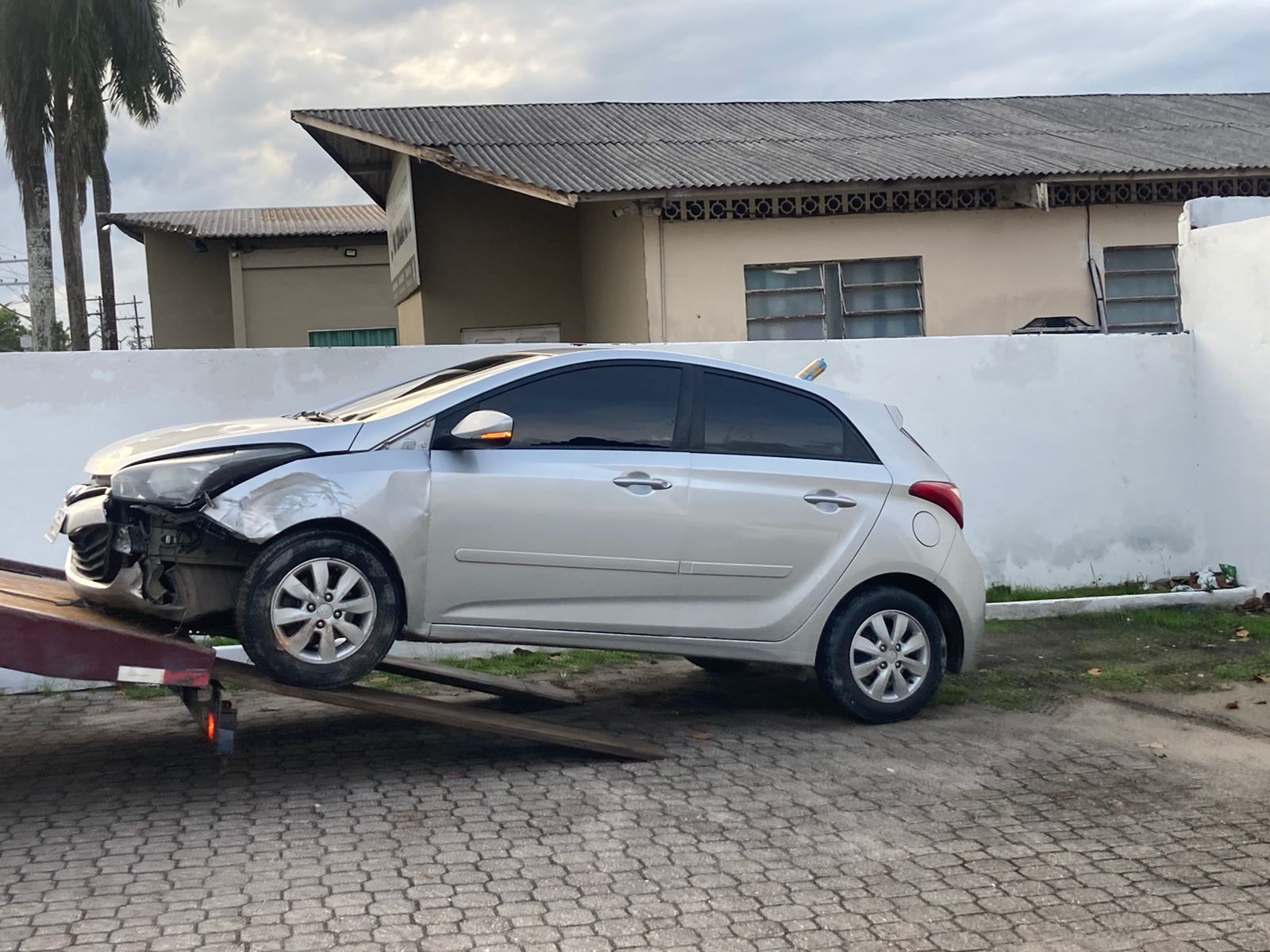 Dupla ‘faz a limpa’ em casa de família e bate carro durante fuga em Manaus
