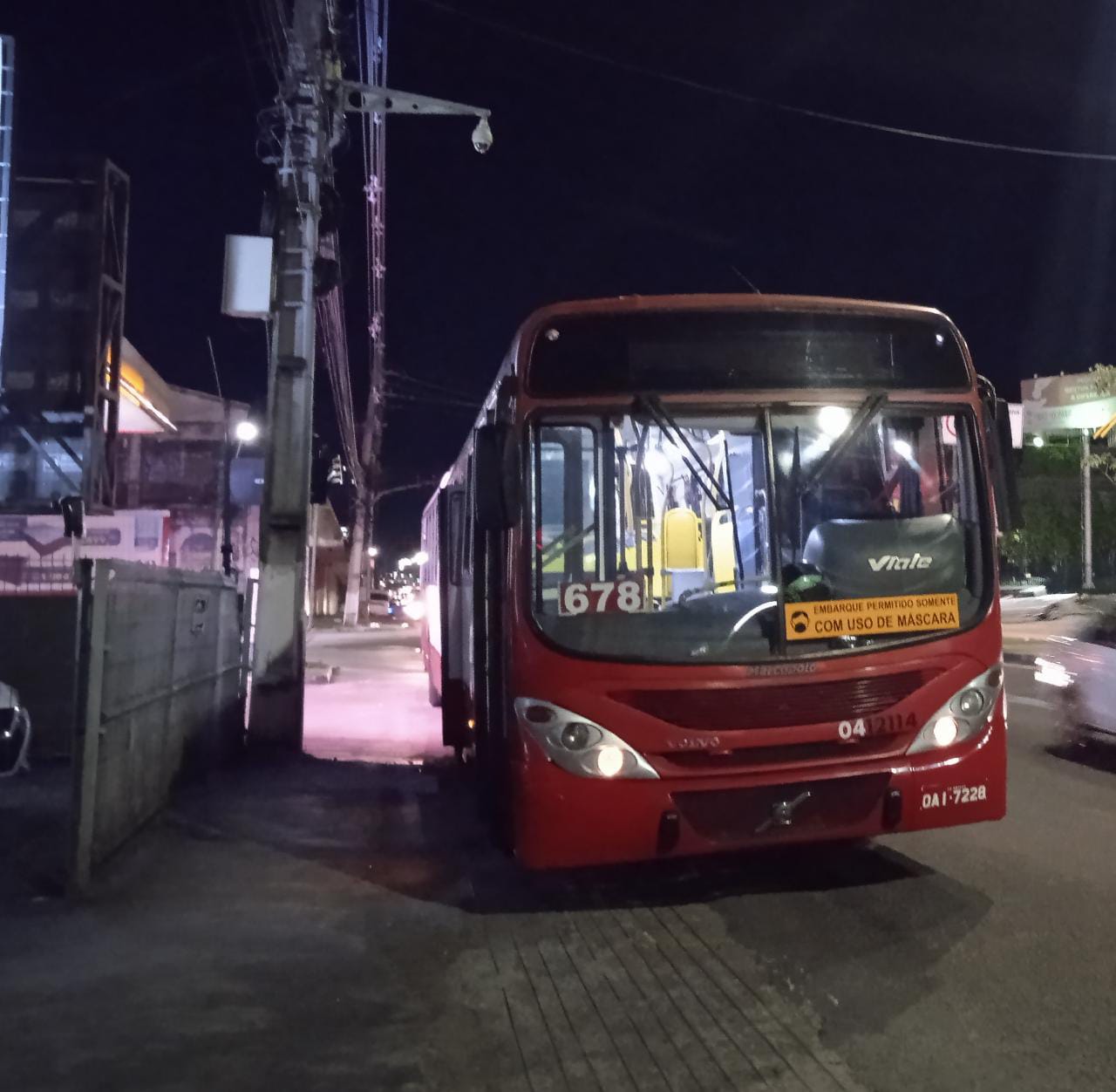 Em ônibus, homem enfia tesoura no braço de mulher em Manaus