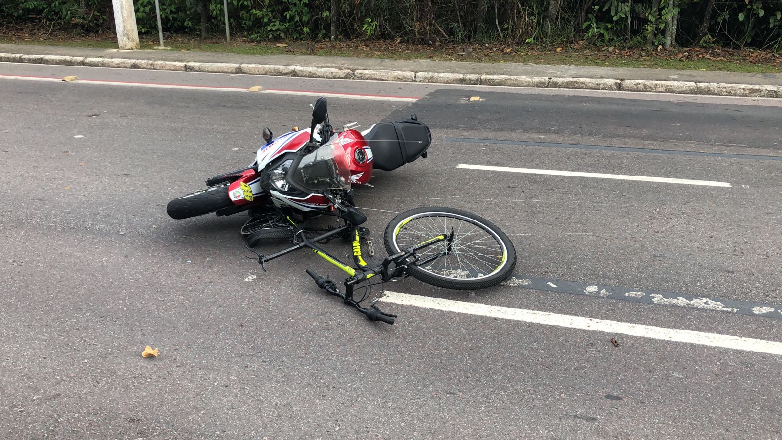 Ciclista é atropelado por motoqueiro na avenida Coronel Teixeira, em Manaus